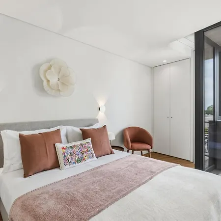 Palette | 1br With Balconies, Ac & Parking Appartement