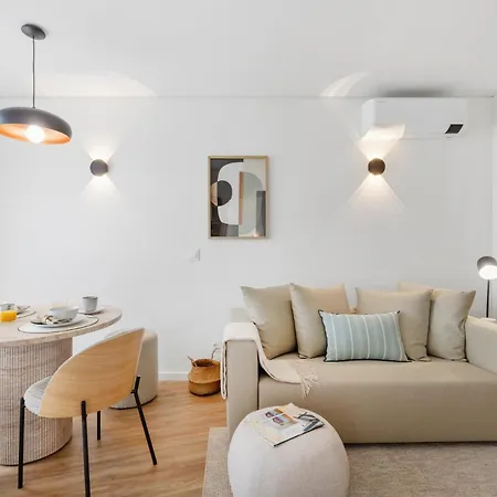 Palette | 1br With Balconies, Ac & Parking 아파트