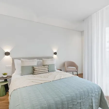 Palette | 1br With Balconies, Ac & Parking Appartement