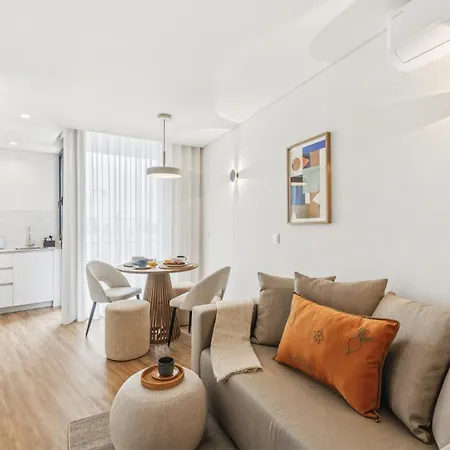 Palette | 1br With Balconies, Ac & Parking 아파트 *